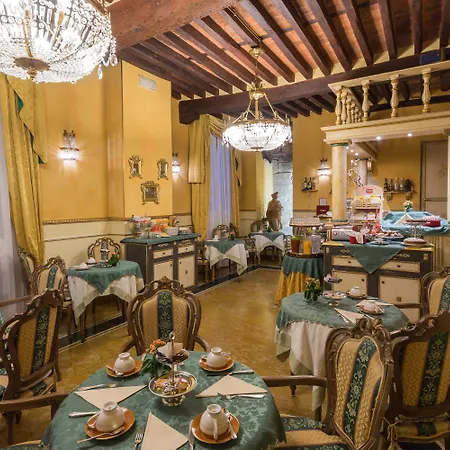 Palazzo Alexander Otel Lucca