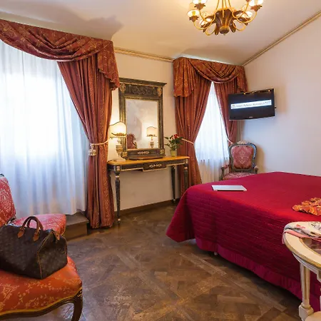 Palazzo Alexander لوكا